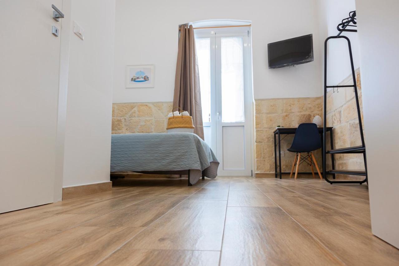 Apulian House Hotel Brindisi Bagian luar foto