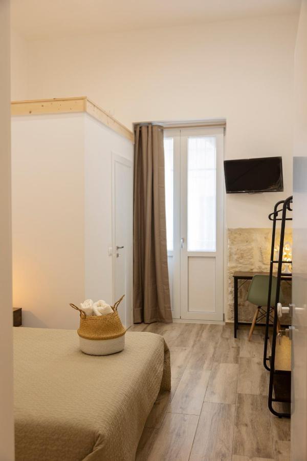 Apulian House Hotel Brindisi Bagian luar foto